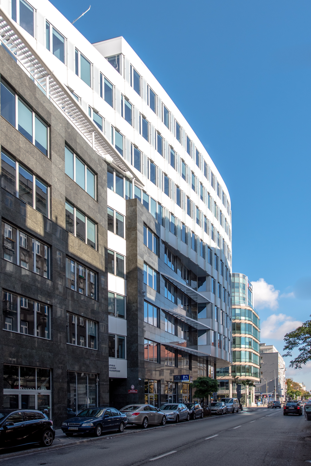 Zdjęcie architektury budynku Raiffeisen Business Center (obecnie biurowiec Piękna 2.0)